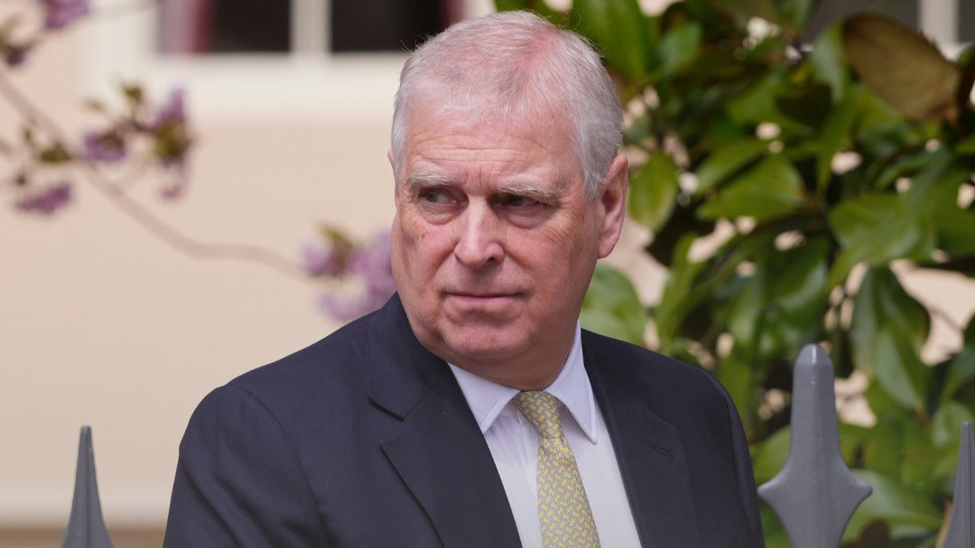 ब्रिटेन के प्रिंस चार्ल्स के भाई एंड्र्यू गिरफ्तार; एपस्टीन से जुड़े केस में हो रही जाँच ब्रिटेन के प्रिंस चार्ल्स के भाई एंड्र्यू गिरफ्तार; एपस्टीन से जुड़े केस में हो रही जाँच