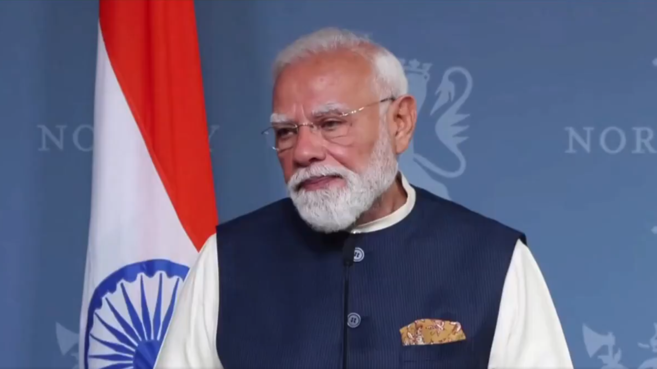 नार्वे में पत्रकार के सवालों का जवाब दिए बिना चले गए पीएम मोदी, राहुल की तीखी टिप्पणी नार्वे में पत्रकार के सवालों का जवाब दिए बिना चले गए पीएम मोदी, राहुल की तीखी टिप्पणी