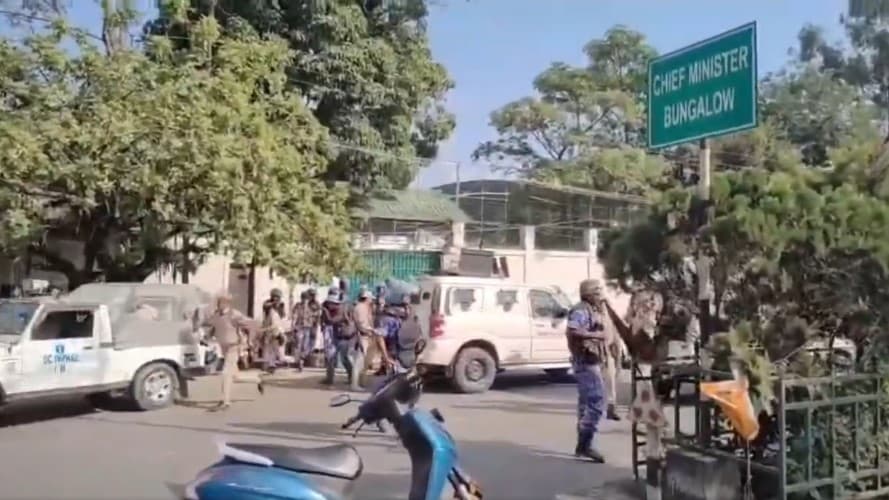 मणिपुर में ताज़ा हिंसा में 3 लोगों की हत्या, सीएम आवास के बाहर शव रखकर प्रदर्शन मणिपुर में ताज़ा हिंसा में 3 लोगों की हत्या, सीएम आवास के बाहर शव रखकर प्रदर्शन