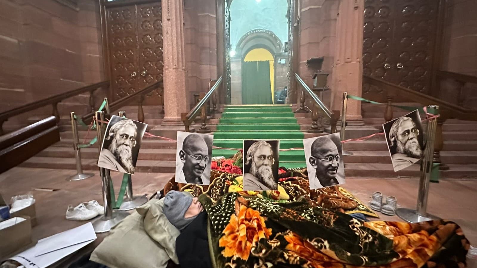 वीबी- G राम G बिल राज्यसभा में आधी रात को पारित, विपक्षी सांसदों का धरना जारी वीबी- G राम G बिल राज्यसभा में आधी रात को पारित, विपक्षी सांसदों का धरना जारी