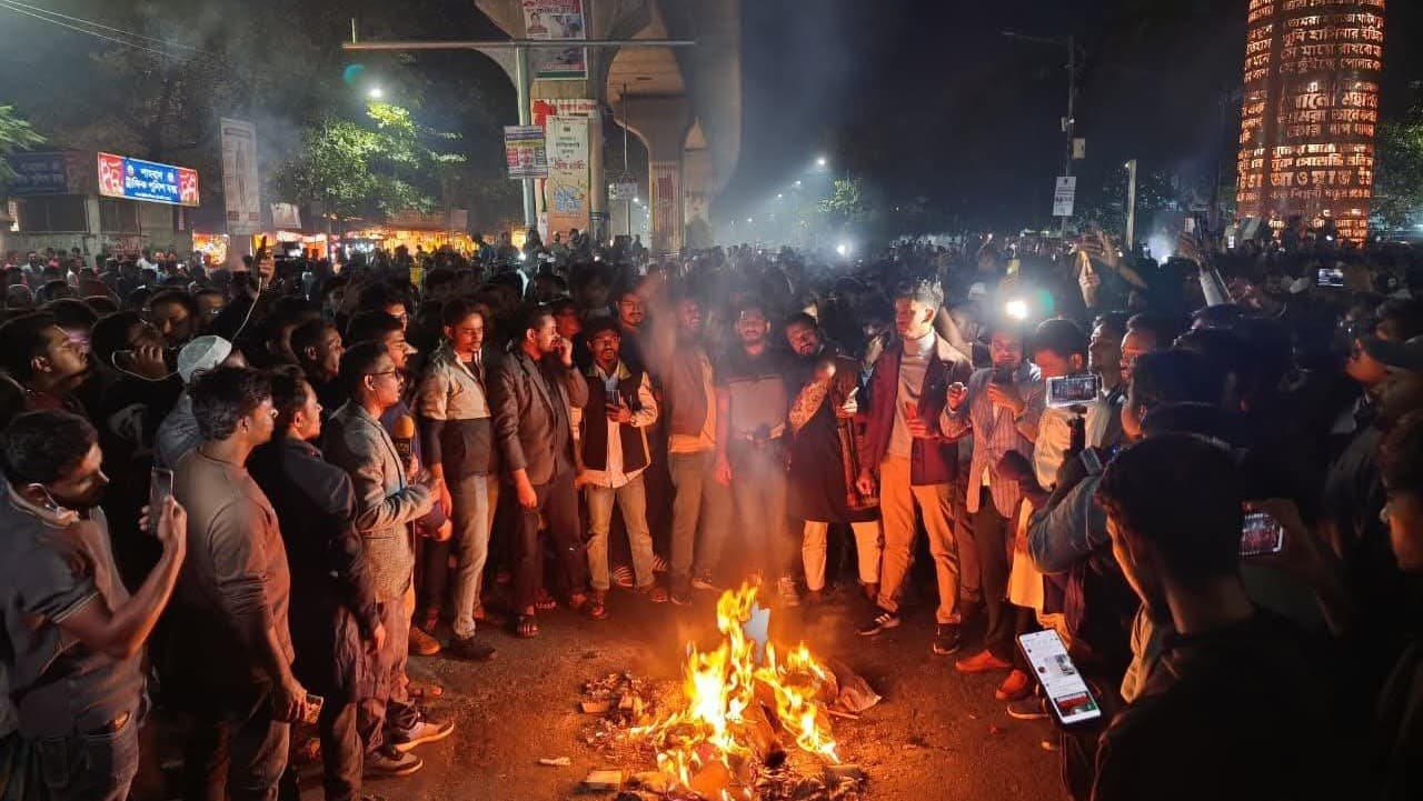 बांग्लादेश हिंसाः मीडिया दफ्तर जलाए गए, भीड़ ने हिन्दू युवक की हत्या की बांग्लादेश हिंसाः मीडिया दफ्तर जलाए गए, भीड़ ने हिन्दू युवक की हत्या की