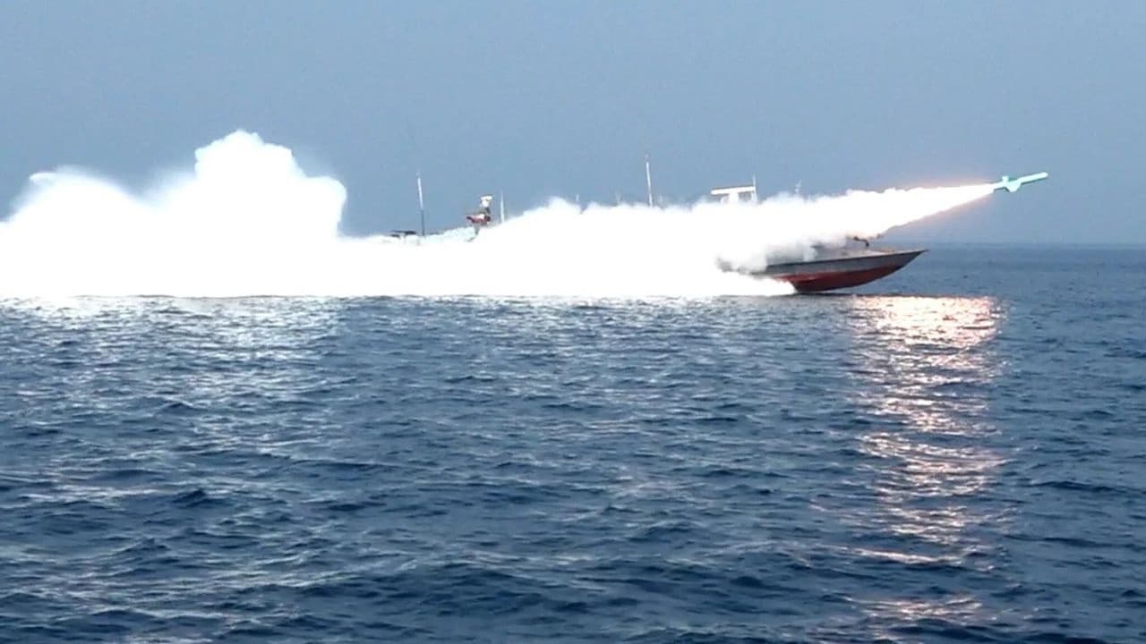 Live होर्मुज में हमला होने के बाद ईरान ने यूएस सैन्य जहाज़ों पर हमले किए Live होर्मुज में हमला होने के बाद ईरान ने यूएस सैन्य जहाज़ों पर हमले किए