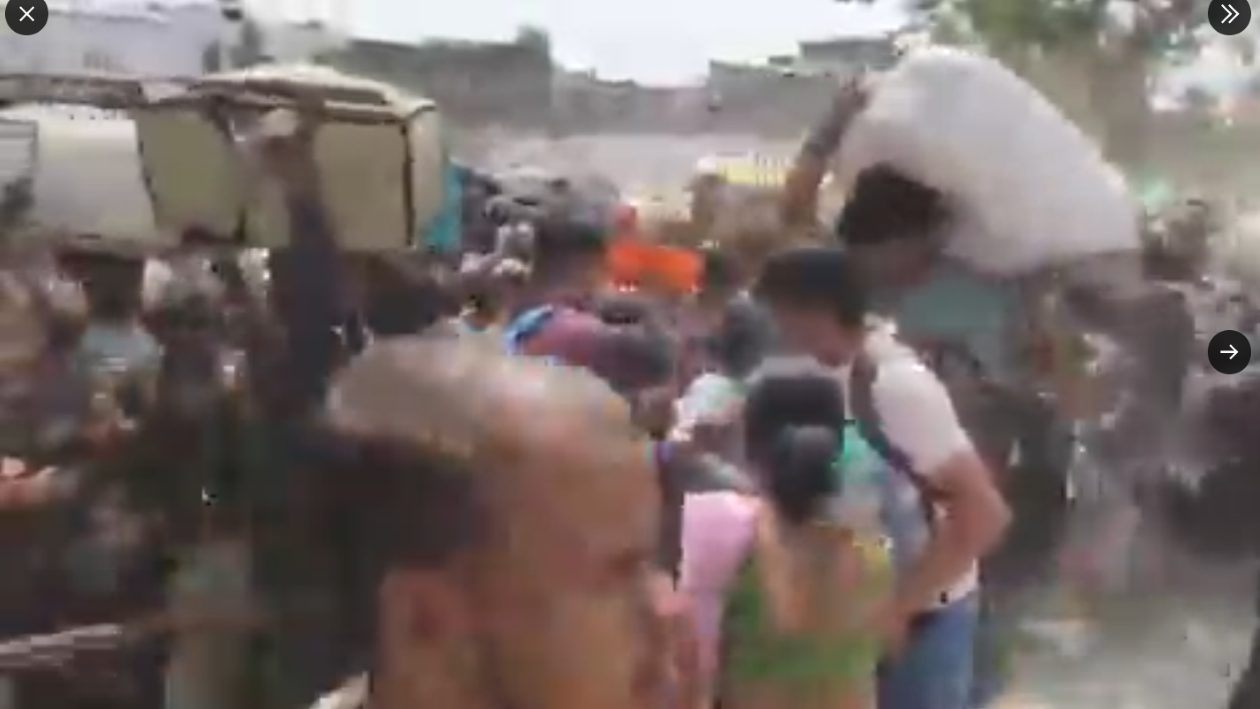 सूरत रेलवे स्टेशन पर संडे को क्या हुआ? क्यों नहीं रुक रहा प्रवासी मज़दूरों का पलायन? सूरत रेलवे स्टेशन पर संडे को क्या हुआ? क्यों नहीं रुक रहा प्रवासी मज़दूरों का पलायन?