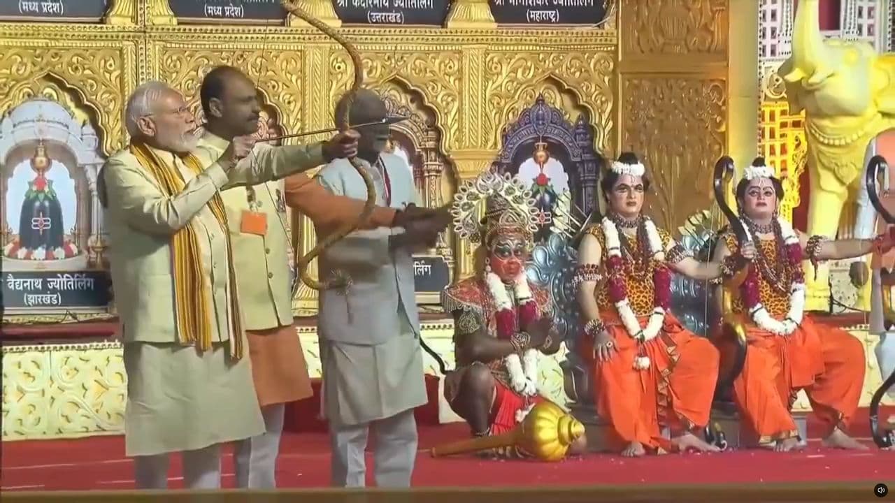 दशहरे पर पीएम मोदी ने किया रामराज्य का जिक्र, विरोधियों पर साधा निशाना, प्रियंका पहुंचीं लालकिले पर दशहरे पर पीएम मोदी ने किया रामराज्य का जिक्र, विरोधियों पर साधा निशाना, प्रियंका पहुंचीं लालकिले पर