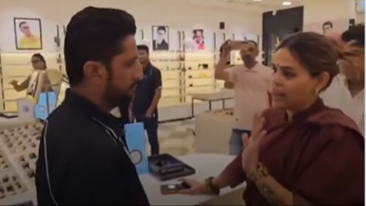 लेंसकार्ट में बीजेपी की मुस्लिम नेता का हंगामा, विवाद खड़ा करने की कोशिश लेंसकार्ट में बीजेपी की मुस्लिम नेता का हंगामा, विवाद खड़ा करने की कोशिश