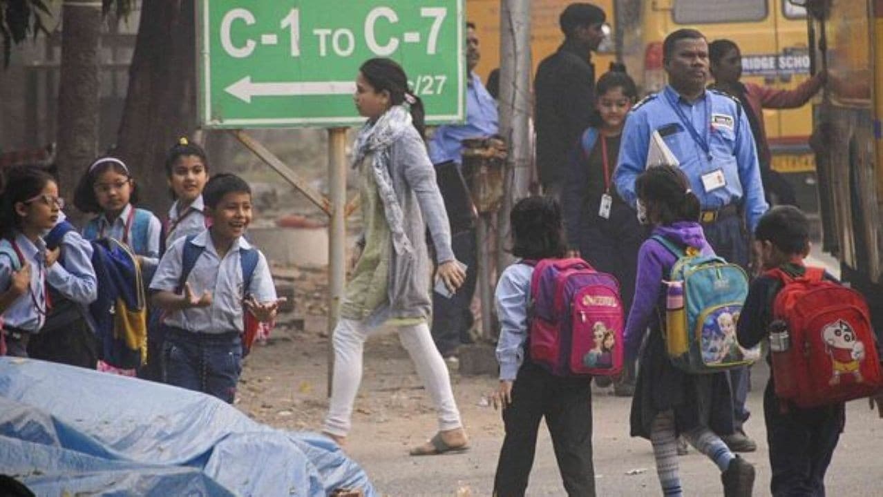 दिल्ली NCR में प्रदूषण के हालात बदतर, स्कूलों में बाहरी गतिविधियां रोकने का आदेश दिल्ली NCR में प्रदूषण के हालात बदतर, स्कूलों में बाहरी गतिविधियां रोकने का आदेश