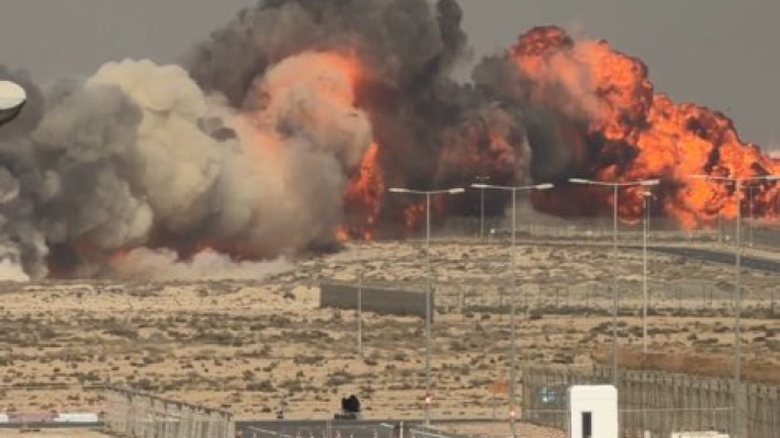 दुबई एयर शो में IAF का तेजस जेट दुर्घटनाग्रस्त, पायलट की मौत, जाँच के आदेश दुबई एयर शो में IAF का तेजस जेट दुर्घटनाग्रस्त, पायलट की मौत, जाँच के आदेश