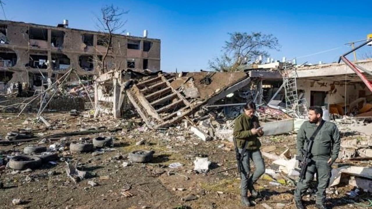 इसराइल में नए ईरानी मिसाइल हमले के बाद एक्टिविस्ट ने उठाए सवाल, अराद में तनाव इसराइल में नए ईरानी मिसाइल हमले के बाद एक्टिविस्ट ने उठाए सवाल, अराद में तनाव