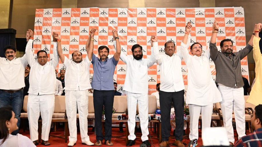 सेना UBT के 6 लोकसभा सांसद शिंदे गुट में शामिल हुए, उद्धव ठाकरे को लगा बड़ा झटका सेना UBT के 6 लोकसभा सांसद शिंदे गुट में शामिल हुए, उद्धव ठाकरे को लगा बड़ा झटका