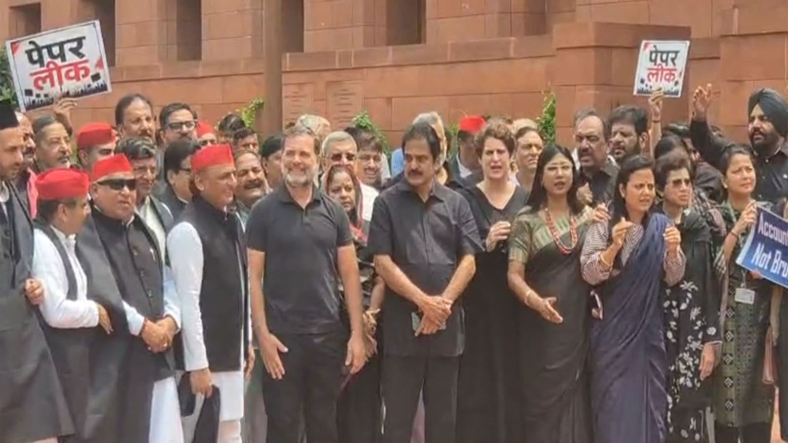 विपक्षी सांसदों का संसद परिसर में काले कपड़ों में प्रदर्शन, सदन में तीसरे दिन भी हंगामा विपक्षी सांसदों का संसद परिसर में काले कपड़ों में प्रदर्शन, सदन में तीसरे दिन भी हंगामा