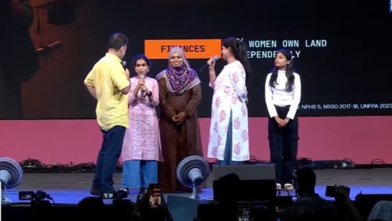 छात्रों की गूंज: राहुल गांधी का पुणे में मनुस्मृति पर हमला, बीजेपी-संघ को 'मनुवादी' क्यों समझा जाता है छात्रों की गूंज: राहुल गांधी का पुणे में मनुस्मृति पर हमला, बीजेपी-संघ को 'मनुवादी' क्यों समझा जाता है