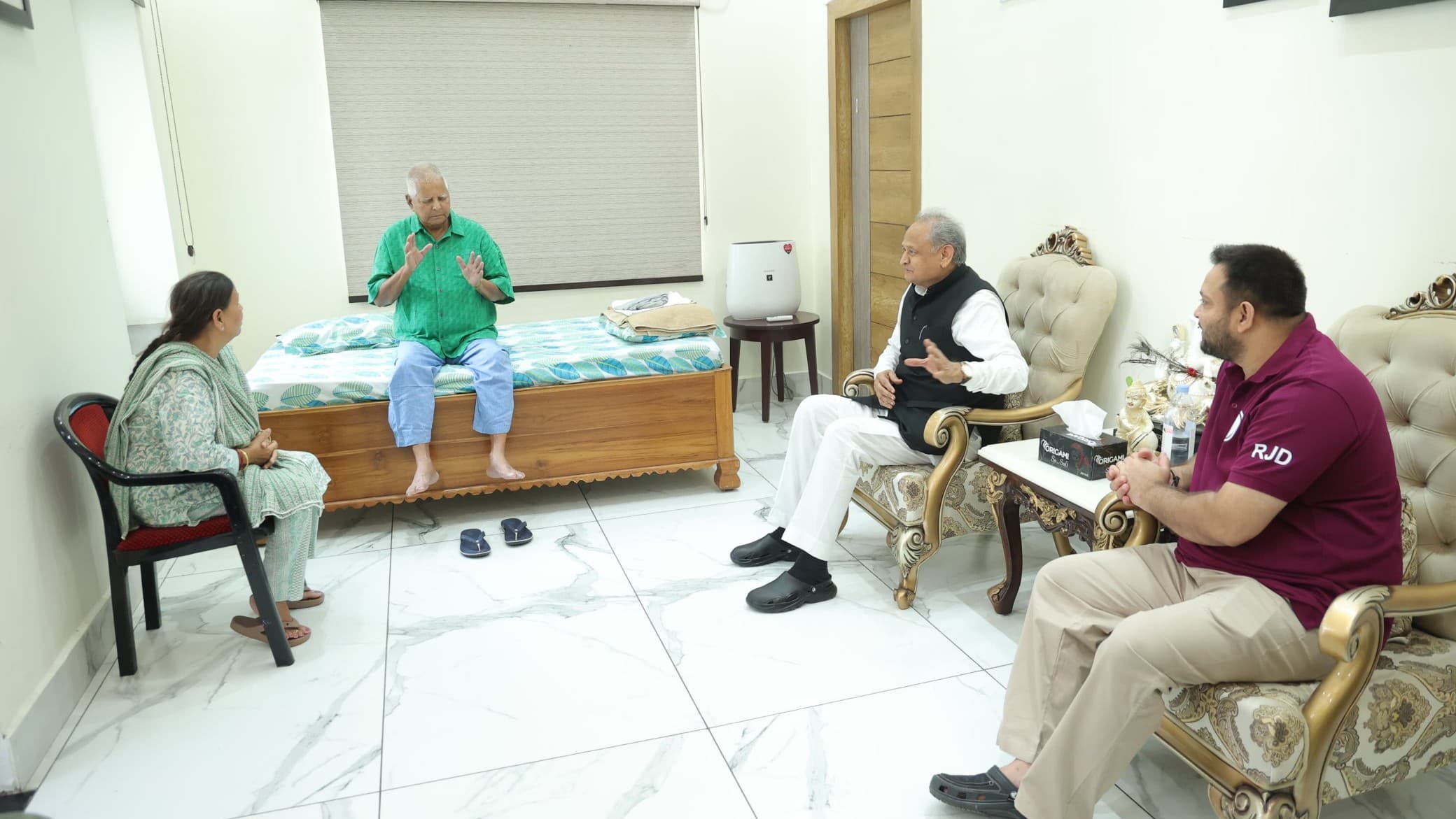 बिहार महागठबंधन संकटः पटना में गतिविधियां तेज, लालू से मिले गहलोत, प्रेस कॉन्फ्रेंस आज बिहार महागठबंधन संकटः पटना में गतिविधियां तेज, लालू से मिले गहलोत, प्रेस कॉन्फ्रेंस आज