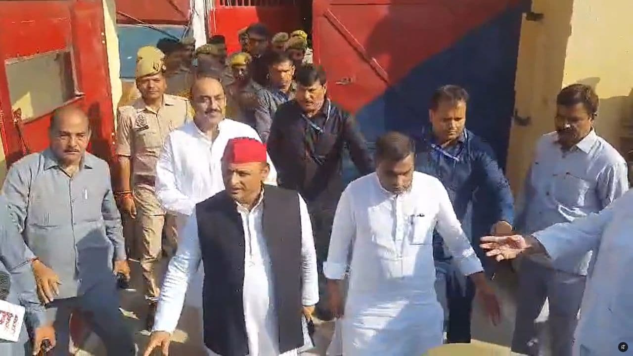 आजम खान-अखिलेश की जेल में मुलाकात, बाहर निकलकर बोले- ‘आजम थे, हैं और रहेंगे’, 2027 में बीजेपी को हरायेंगे आजम खान-अखिलेश की जेल में मुलाकात, बाहर निकलकर बोले- ‘आजम थे, हैं और रहेंगे’, 2027 में बीजेपी को हरायेंगे