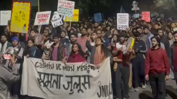 वीसी की ‘जातिवादी’ टिप्पणी पर जेएनयू में बवाल, छात्रों के प्रोटेस्ट में झड़प क्यों? वीसी की ‘जातिवादी’ टिप्पणी पर जेएनयू में बवाल, छात्रों के प्रोटेस्ट में झड़प क्यों?