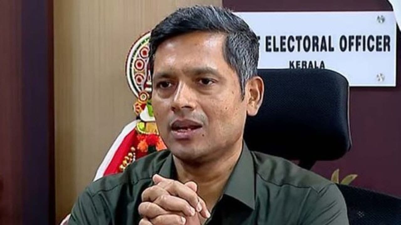 केरल के CEO केलकर को सीएम का सचिव बनाने पर खामोशी, बंगाल को लेकर मचा था शोर केरल के CEO केलकर को सीएम का सचिव बनाने पर खामोशी, बंगाल को लेकर मचा था शोर