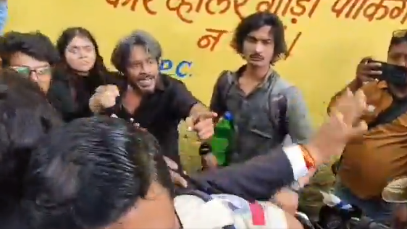 एमपी: एक्टिविस्ट के खिलाफ चार्जशीट में कम्युनिज्म, फासीवाद पर किताबों को सबूत बताया एमपी: एक्टिविस्ट के खिलाफ चार्जशीट में कम्युनिज्म, फासीवाद पर किताबों को सबूत बताया