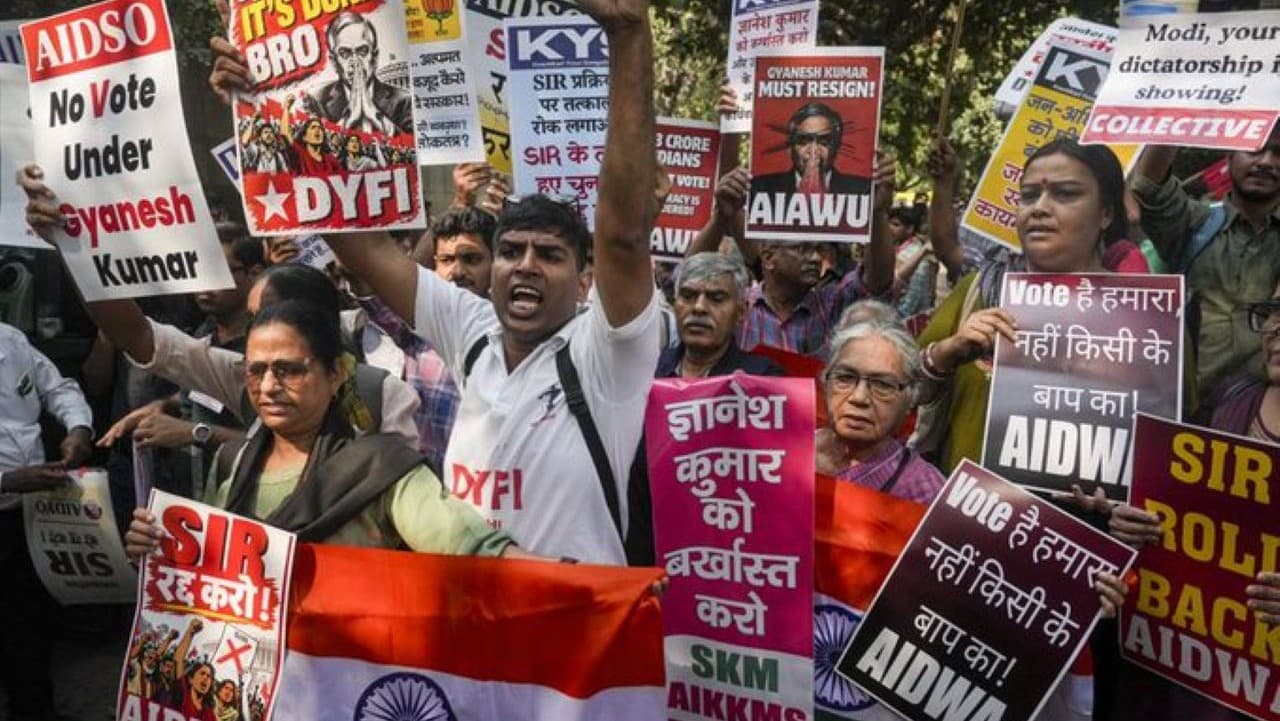SIR के खिलाफ ECI की ओर मार्च, प्रदर्शनकारी हिरासत में, बोले- वोट देने का अधिकार नहीं छोड़ेंगे SIR के खिलाफ ECI की ओर मार्च, प्रदर्शनकारी हिरासत में, बोले- वोट देने का अधिकार नहीं छोड़ेंगे