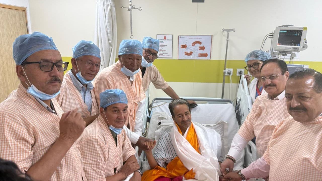 वांगचुक ने अनशन तोड़ा, कहा- सरकार छात्रों पर एक्शन नहीं लेगी, आंदोलन जारी रहेगाः CJP वांगचुक ने अनशन तोड़ा, कहा- सरकार छात्रों पर एक्शन नहीं लेगी, आंदोलन जारी रहेगाः CJP