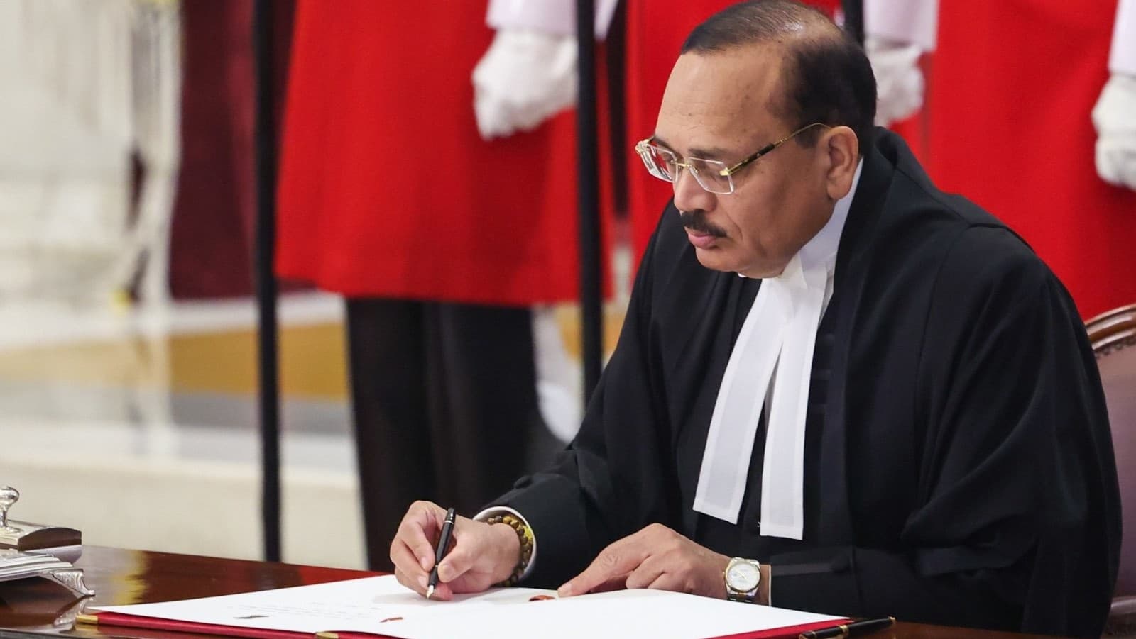 चीफ जस्टिस सूर्यकांत का पहला दिनः दो मामले, उनकी टिप्पणियां पढ़िए चीफ जस्टिस सूर्यकांत का पहला दिनः दो मामले, उनकी टिप्पणियां पढ़िए