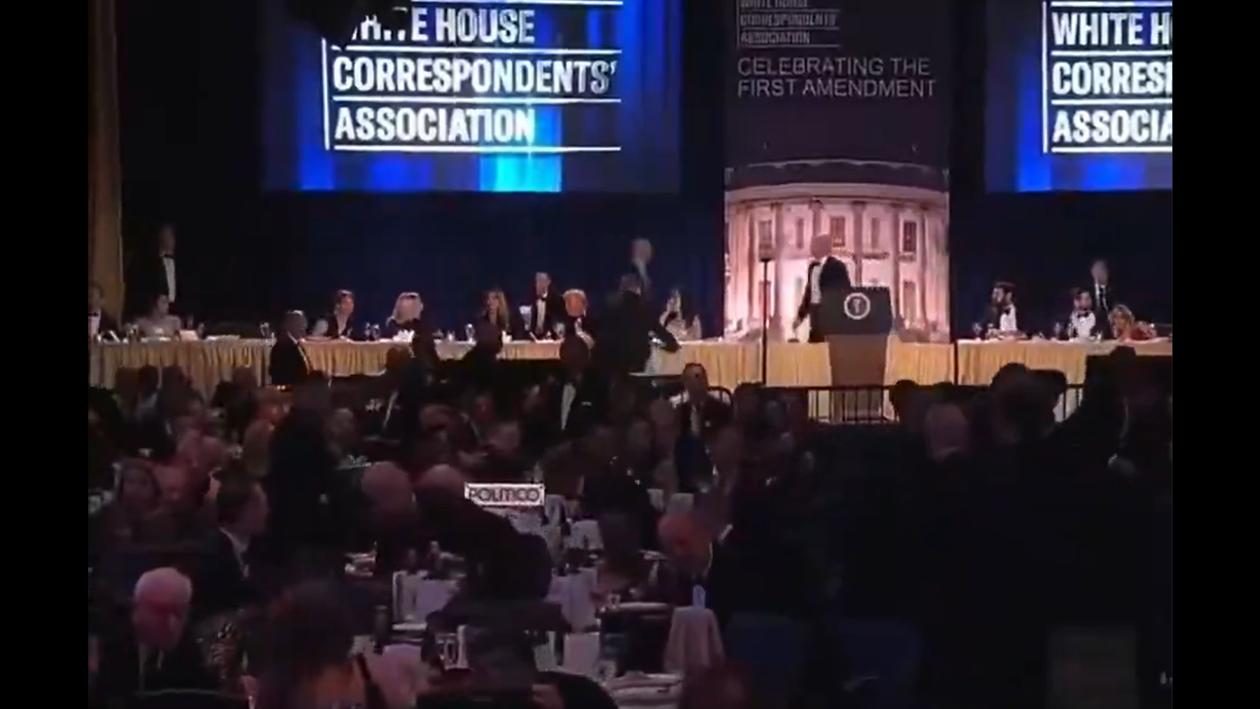 व्हाइट हाउस डिनर में गोलीबारी; ट्रंप, मेलानिया सुरक्षित निकाले गये, शूटर गिरफ़्तार व्हाइट हाउस डिनर में गोलीबारी; ट्रंप, मेलानिया सुरक्षित निकाले गये, शूटर गिरफ़्तार