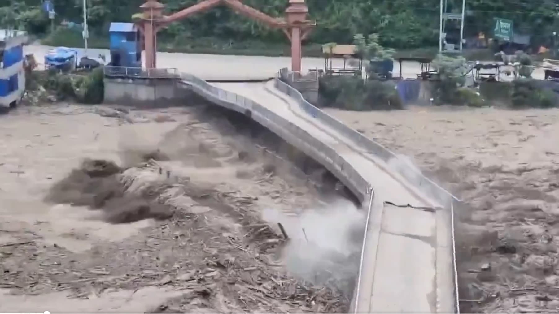 नेपाल में फ्लैश फ्लड से 105 भारतीय लापता, 95 लोगों की मौत, बिहार-यूपी में हाई अलर्ट नेपाल में फ्लैश फ्लड से 105 भारतीय लापता, 95 लोगों की मौत, बिहार-यूपी में हाई अलर्ट