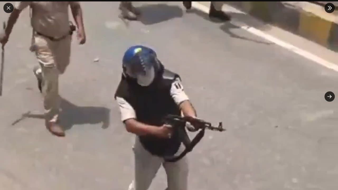 AK-47 से फायरिंग, इश्तेहारी पोस्टर और फिर यू-टर्न; बिहार में योगी मॉडल दरवाजे पर आकर लौटा? AK-47 से फायरिंग, इश्तेहारी पोस्टर और फिर यू-टर्न; बिहार में योगी मॉडल दरवाजे पर आकर लौटा?