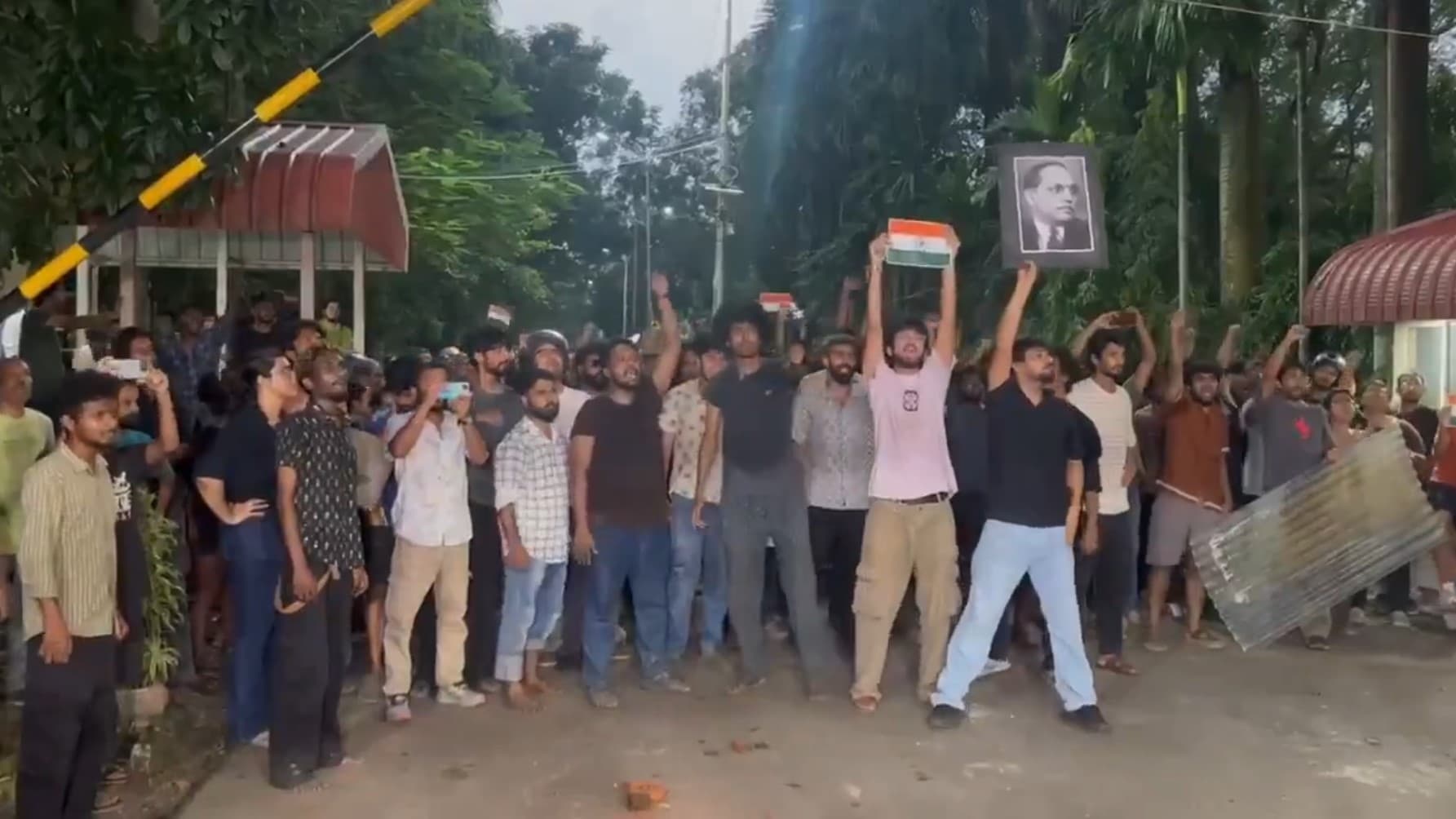 सत्यजीत रे फिल्म इंस्टीट्यूट में RSS से जुड़े संगठन के कार्यक्रम पर झड़प; छात्रों ने लगाया हमले का आरोप सत्यजीत रे फिल्म इंस्टीट्यूट में RSS से जुड़े संगठन के कार्यक्रम पर झड़प; छात्रों ने लगाया हमले का आरोप