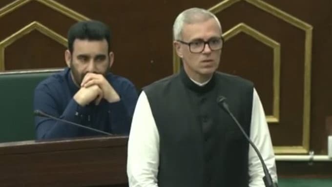 दिल्ली में जम्मू कश्मीर की गाड़ी से निकलने में डर लगता है, हर कश्मीरी पर शकः उमर दिल्ली में जम्मू कश्मीर की गाड़ी से निकलने में डर लगता है, हर कश्मीरी पर शकः उमर