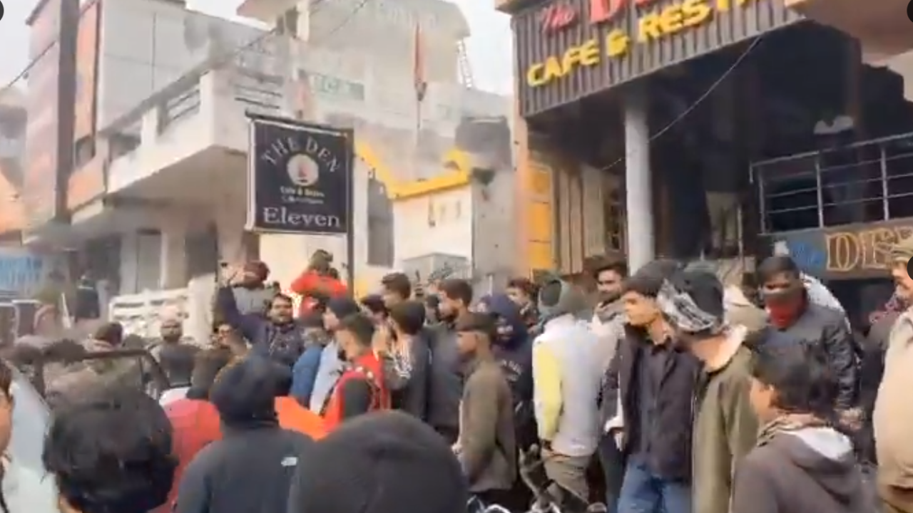 छात्रा की जन्मदिन पार्टी में बजरंग दल वालों का हंगामा, पुलिस ने कार्रवाई मुस्लिम युवकों पर की छात्रा की जन्मदिन पार्टी में बजरंग दल वालों का हंगामा, पुलिस ने कार्रवाई मुस्लिम युवकों पर की