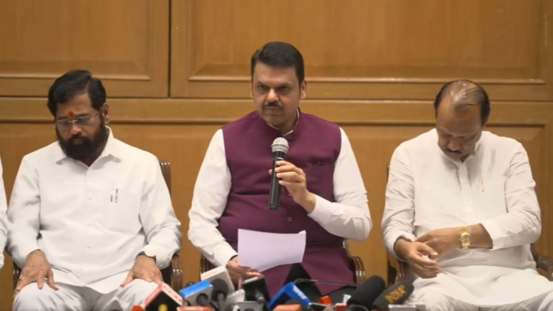 निकाय चुनाव से पहले BJP ने सहयोगी दल के नेताओं को ही तोड़ लिया, महायुति में तनाव! निकाय चुनाव से पहले BJP ने सहयोगी दल के नेताओं को ही तोड़ लिया, महायुति में तनाव!